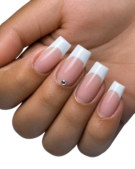 Manicure com francesinha branca e strass