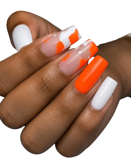 Alongamento em laranja e branco com nail art